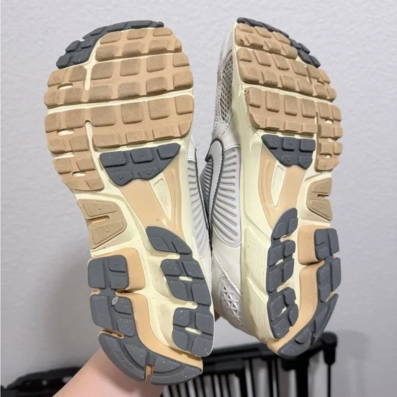 Nike White and Cream Vomero 5 - Picture 9 of 9